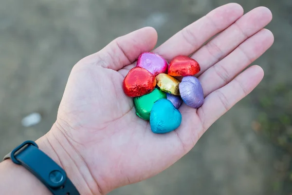 Hand of a young man holding a red heart shaped on white backgrou — Stock Photo, Image