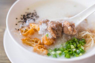 Tayland usulü pirinç, kasede domuz eti.