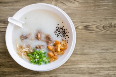 Tayland usulü pirinç, kasede domuz eti.