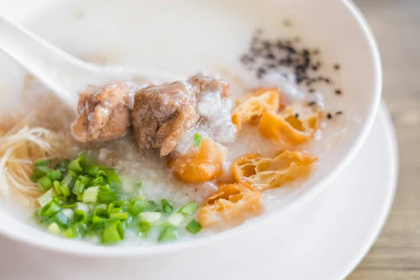 タイ風のご飯に豚丼 — ストック写真