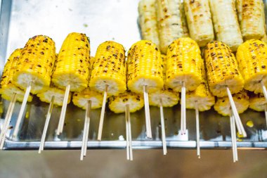 Lezzetli ızgara mısır plaka üzerinde