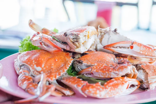 Steamed crabs on a plate on the table. — Stock Photo, Image