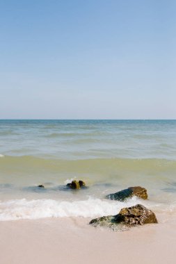 Mavi su ve plajda Huahin, Tayland