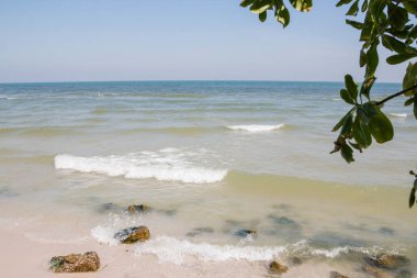 Mavi su ve plajda Huahin, Tayland