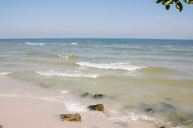 Mavi su ve plajda Huahin, Tayland