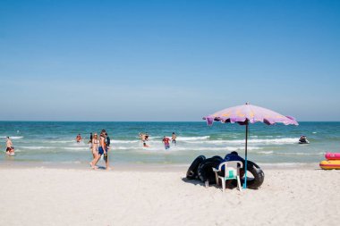 Prachuap Khiri Khan, Tayland - Aralık 25: Turist güneşli havalarda ve 25 Aralık 2016 yılında Prachuap Khiri Khan, Tayland tarihinde Huahin plaj rahatlatıcı keyfini çıkarın