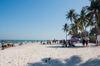 Prachuap Khiri Khan, Tayland - Aralık 25: Turist güneşli havalarda ve 25 Aralık 2016 yılında Prachuap Khiri Khan, Tayland tarihinde Huahin plaj rahatlatıcı keyfini çıkarın