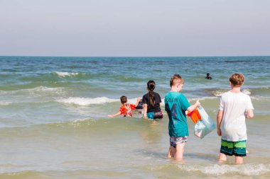 Prachuap Khiri Khan, Tayland - Aralık 25: Turist güneşli tadını çıkarın