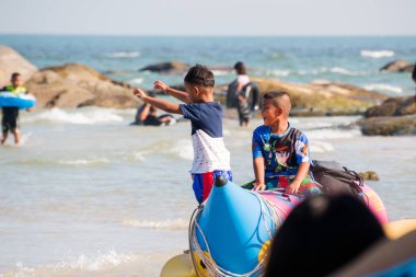 Prachuap Khiri Khan, Tayland - Aralık 25: Turist güneşli havalarda ve 25 Aralık 2016 yılında Prachuap Khiri Khan, Tayland tarihinde Huahin plaj rahatlatıcı keyfini çıkarın