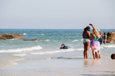 Prachuap Khiri Khan, Tayland - Aralık 25: Turist güneşli havalarda ve 25 Aralık 2016 yılında Prachuap Khiri Khan, Tayland tarihinde Huahin plaj rahatlatıcı keyfini çıkarın