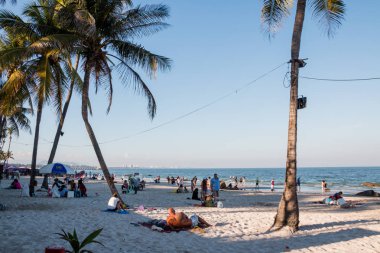 Prachuap Khiri Khan, Tayland - Aralık 25: Turist güneşli havalarda ve 25 Aralık 2016 yılında Prachuap Khiri Khan, Tayland tarihinde Huahin plaj rahatlatıcı keyfini çıkarın