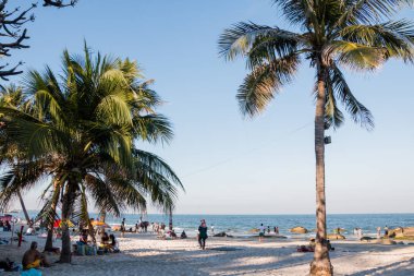 Prachuap Khiri Khan, Tayland - Aralık 25: Turist güneşli havalarda ve 25 Aralık 2016 yılında Prachuap Khiri Khan, Tayland tarihinde Huahin plaj rahatlatıcı keyfini çıkarın