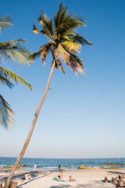 Prachuap Khiri Khan, Tayland - Aralık 25: Turist güneşli havalarda ve 25 Aralık 2016 yılında Prachuap Khiri Khan, Tayland tarihinde Huahin plaj rahatlatıcı keyfini çıkarın