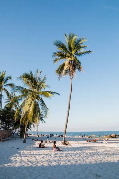Прачуап Кхири Хан, Таиланд - 25 декабря: Туристы наслаждаются солнечной погодой и отдыхают на пляже Хуахин 25 декабря 2016 года в Прачуап Кхири Хан, Таиланд — стоковое фото