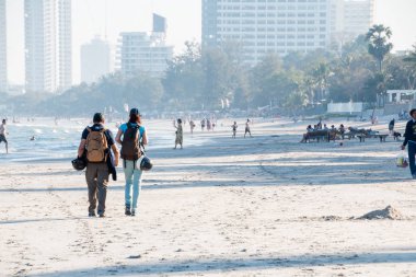 Prachuap Khiri Khan, Tayland - Aralık 25: üzerinde 25 Aralık 2016 yılında Prachuap Khiri Khan, Tayland Hua Hin, sahilde yürüyen çift
