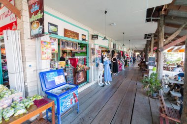 Prachuap Khiri Khan, Tayland - Aralık 24: Sampannam üzerinde 24 Aralık 2016 yılında Prachuap Khiri Khan, Tayland Hua Hin pazarda yüzen