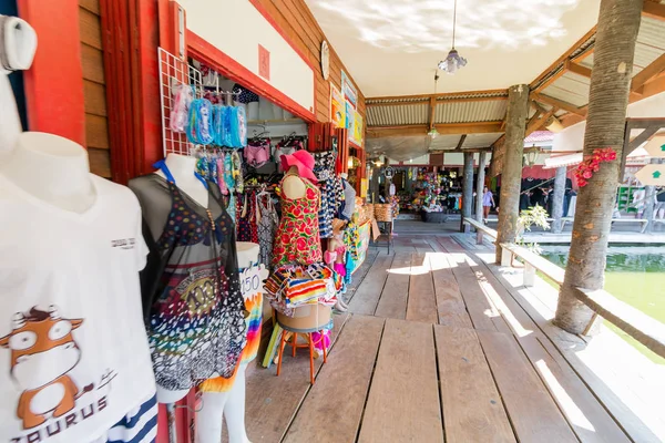 Prachuap Khiri Khan, Tayland - Aralık 24: Sampannam üzerinde 24 Aralık 2016 yılında Prachuap Khiri Khan, Tayland Hua Hin pazarda yüzen