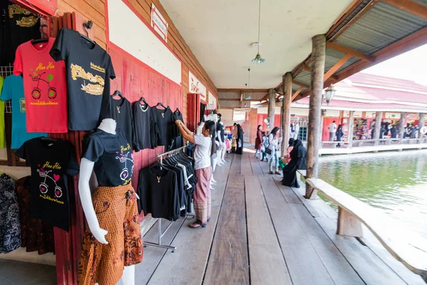 Prachuap Khiri Khan, Tailândia - 24 de dezembro: Sampannam mercado flutuante em Hua Hin em 24 de dezembro de 2016 em Prachuap Khiri Khan, Tailândia — Fotografia de Stock