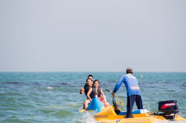 Prachuap Khiri Khan, Tayland - Aralık 25: insanlar Hua Hin plaj üzerinde 25 Aralık 2016 yılında Prachuap Khiri Khan, Tayland tadını çıkarın