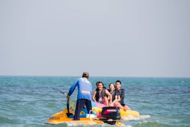 Prachuap Khiri Khan, Tayland - Aralık 25: insanlar Hua Hin plaj üzerinde 25 Aralık 2016 yılında Prachuap Khiri Khan, Tayland tadını çıkarın