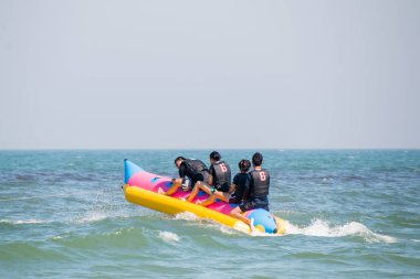 Prachuap Khiri Khan, Tayland - Aralık 25: insanlar Hua Hin plaj üzerinde 25 Aralık 2016 yılında Prachuap Khiri Khan, Tayland tadını çıkarın