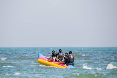 Prachuap Khiri Khan, Tayland - Aralık 25: insanlar Hua Hin plaj üzerinde 25 Aralık 2016 yılında Prachuap Khiri Khan, Tayland tadını çıkarın