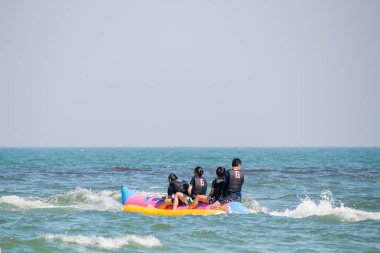 Prachuap Khiri Khan, Tayland - Aralık 25: insanlar Hua Hin plaj üzerinde 25 Aralık 2016 yılında Prachuap Khiri Khan, Tayland tadını çıkarın