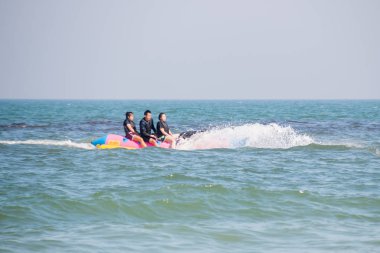 Prachuap Khiri Khan, Tayland - Aralık 25: insanlar Hua Hin plaj üzerinde 25 Aralık 2016 yılında Prachuap Khiri Khan, Tayland tadını çıkarın