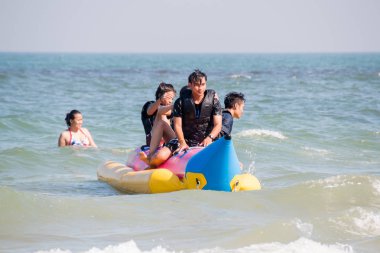 Prachuap Khiri Khan, Tayland - Aralık 25: insanlar Hua Hin plaj üzerinde 25 Aralık 2016 yılında Prachuap Khiri Khan, Tayland tadını çıkarın