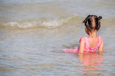 Prachuap Khiri Khan, Tayland - Aralık 25: insanlar Hua Hin plaj üzerinde 25 Aralık 2016 yılında Prachuap Khiri Khan, Tayland tadını çıkarın