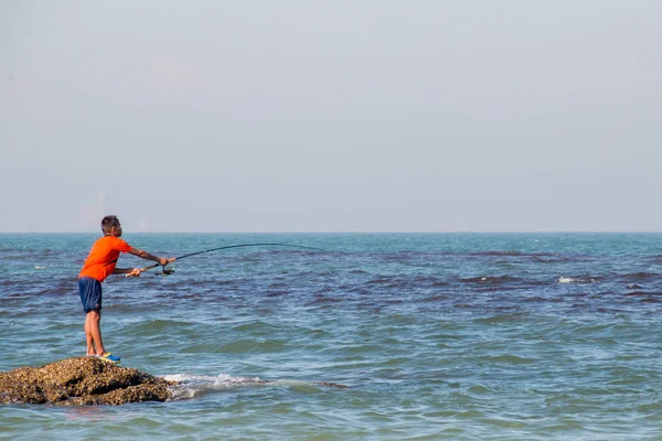 Prachuap Khiri Khan, Tayland - Aralık 25: insanlar Hua Hin plaj üzerinde 25 Aralık 2016 yılında Prachuap Khiri Khan, Tayland tadını çıkarın