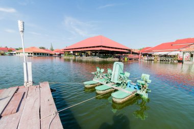 Prachuap Khiri Khan, Tayland - Aralık 24: Sampannam üzerinde 24 Aralık 2016 yılında Prachuap Khiri Khan, Tayland Hua Hin pazarda yüzen