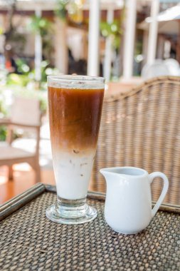 ahşap bir masa olarak buzlu kahve