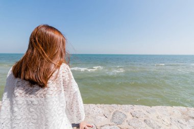 Prachuap Khiri Khan, Tayland - Aralık 25: kadın üzerinde 25 Aralık 2016 yılında Prachuap Khiri Khan, Tayland Hua Hin plaj onu tatil keyfi