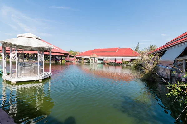 Prachuap Khiri Khan, Tailândia - 24 de dezembro: Sampannam mercado flutuante em Hua Hin em 24 de dezembro de 2016 em Prachuap Khiri Khan, Tailândia — Fotografia de Stock