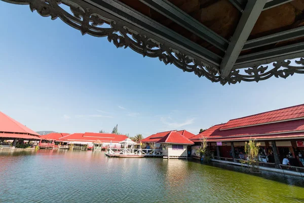 Prachuap Khiri Khan, Tayland - Aralık 24: Sampannam üzerinde 24 Aralık 2016 yılında Prachuap Khiri Khan, Tayland Hua Hin pazarda yüzen