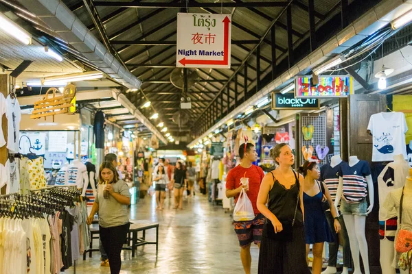 Prachuap Khiri Khan, Tayland - Aralık 24: Gece pazarı üzerinde 24 Aralık 2016 Prachuap Khiri Khan, Tayland Hua Hin adlı