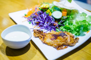 Izgara tavuk salata beyaz plaka - sağlıklı gıda tarzı