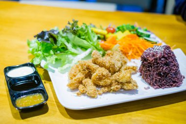 Kızarmış Balık salatası beyaz plaka - sağlıklı gıda tarzı