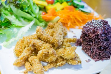 Kızarmış Balık salatası beyaz plaka - sağlıklı gıda tarzı