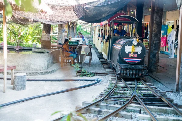 Prachuap Khiri Khan, Tayland - Aralık 24: Sampannam üzerinde 24 Aralık 2016 yılında Prachuap Khiri Khan, Tayland Hua Hin pazarda yüzen