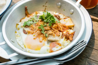 Kahvaltı kızarmış yumurta tepesi ile pan