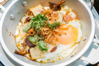 Kahvaltı kızarmış yumurta tepesi ile pan