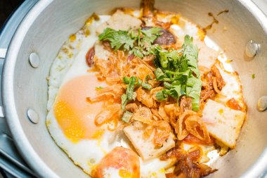 Kahvaltı kızarmış yumurta tepesi ile pan