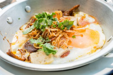 Kahvaltı kızarmış yumurta tepesi ile pan