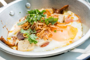 Kahvaltı kızarmış yumurta tepesi ile pan