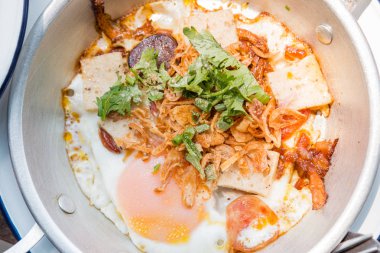 Kahvaltı kızarmış yumurta tepesi ile pan