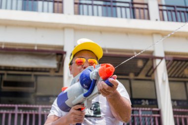 Chiangmai, Tayland - 13 Nisan: Songkran Festivali, turistler ve Tay insanlar üzerinde 13 Nisan 2017 yılında Chiangmai, Tayland sokakta su sıçramasına keyfini çıkarın