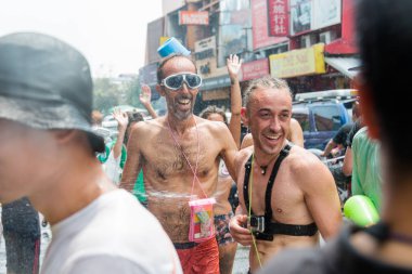 Chiangmai, Tayland - 13 Nisan: Songkran Festivali, turistler ve Tay insanlar üzerinde 13 Nisan 2017 yılında Chiangmai, Tayland sokakta su sıçramasına keyfini çıkarın