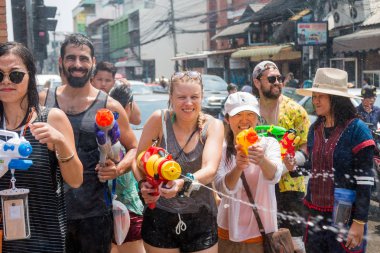 Chiangmai, Tayland - 13 Nisan: Songkran Festivali, turistler ve Tay insanlar üzerinde 13 Nisan 2017 yılında Chiangmai, Tayland sokakta su sıçramasına keyfini çıkarın